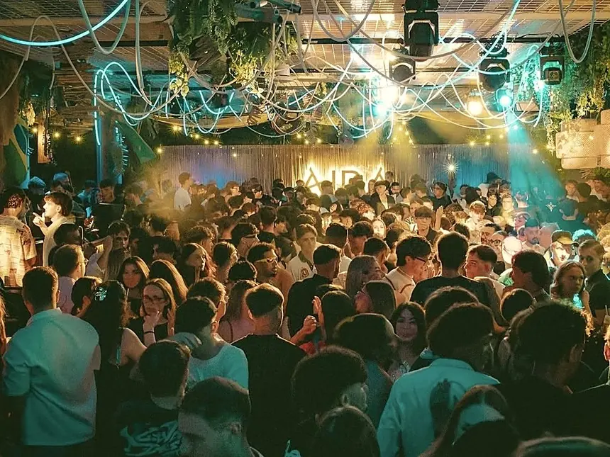 Serata Caribe all'Aira Club: pista piena tra neon e piante