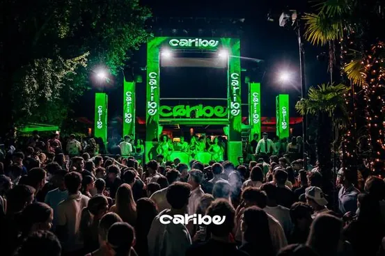 Palco Caribe illuminato di verde e pubblico in una serata all'aperto