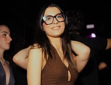 Ragazza con gli occhiali sorride in pista