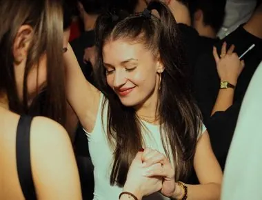 Ragazza sorridente balla a occhi chiusi