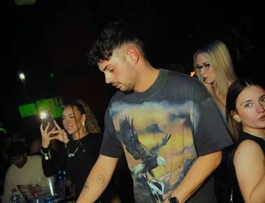 Ragazzo con t-shirt stampata tra la folla