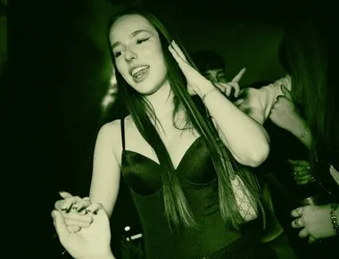 Ragazza canta a occhi chiusi, scatto in tonalità verde