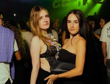 Due ragazze in posa, una con la collana hawaiana