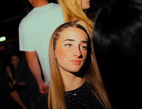 Ritratto di ragazza tra la folla