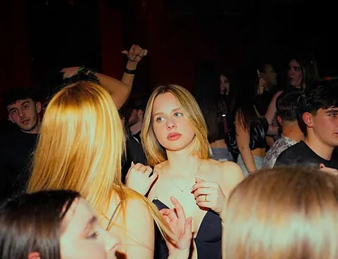 Ragazze ballano in mezzo alla pista piena