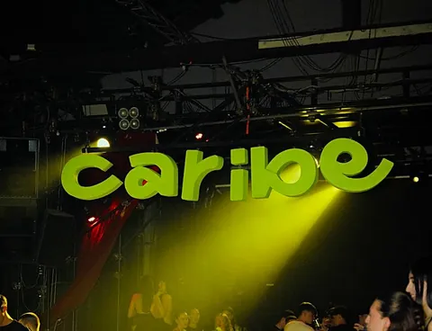 Grande insegna Caribe verde illuminata sopra il palco