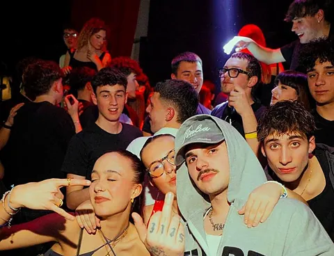 Gruppo di amici scatenati davanti all'obiettivo