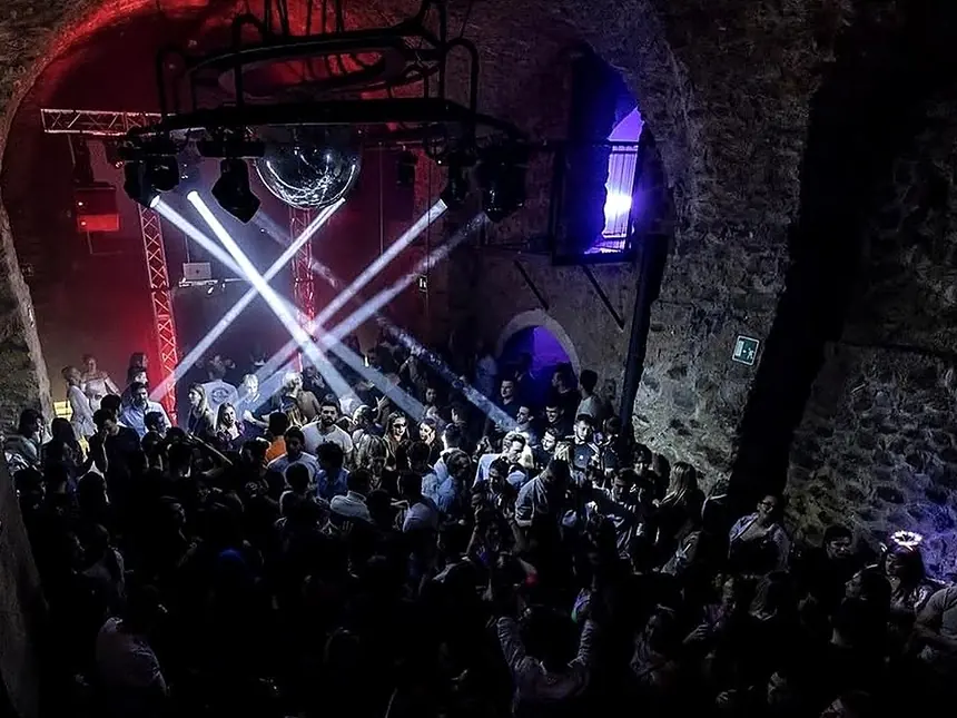 Pista del Mirò Club sotto le volte in pietra, tra fasci di luce