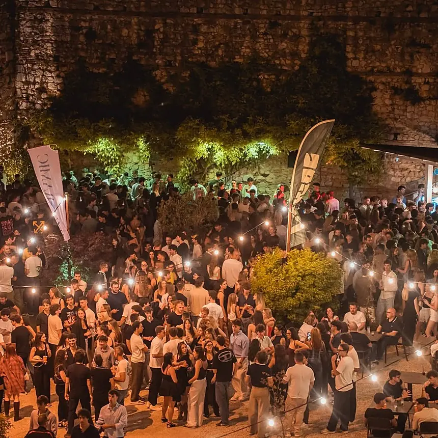 Serata open air al Panoramic tra le mura del castello, con il pubblico illuminato