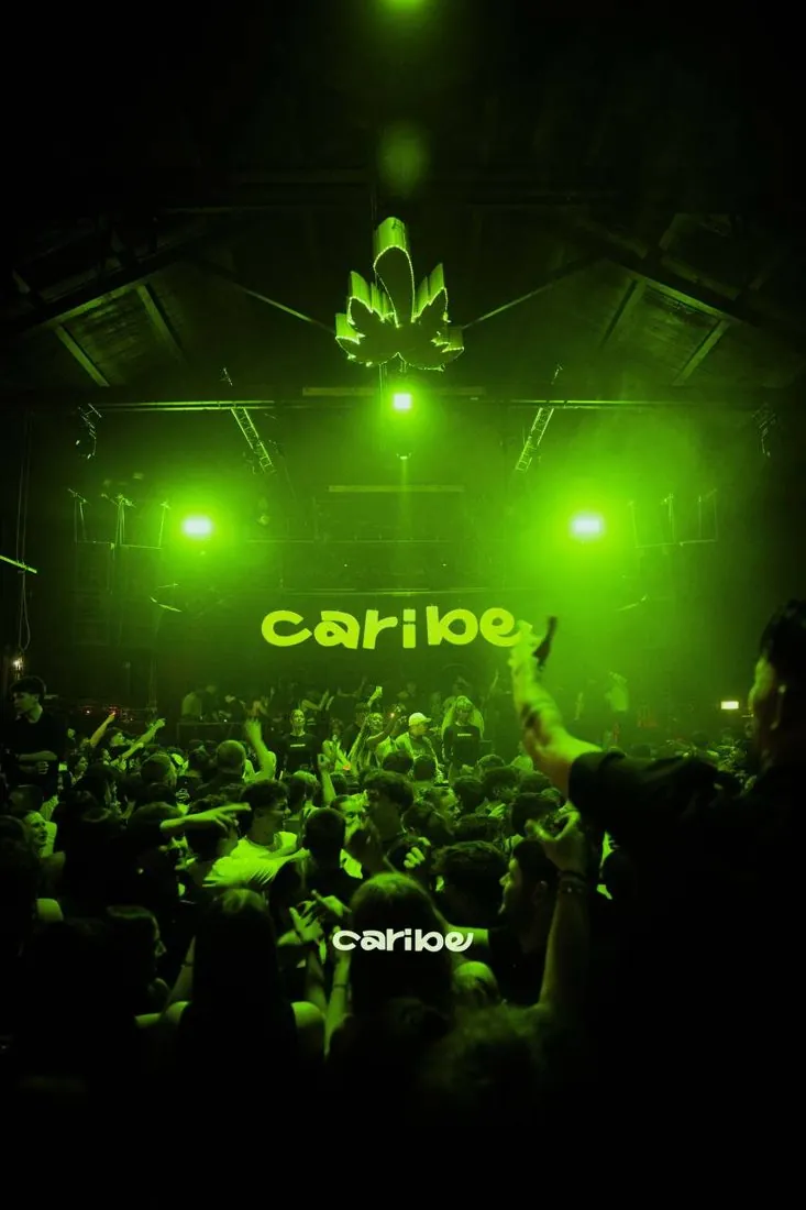 Serata Caribe al Totem Club: insegna verde sopra il pubblico