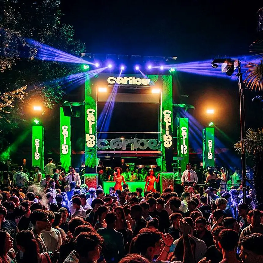 Palco Caribe con totem verdi e luci laser a Villa Bonin